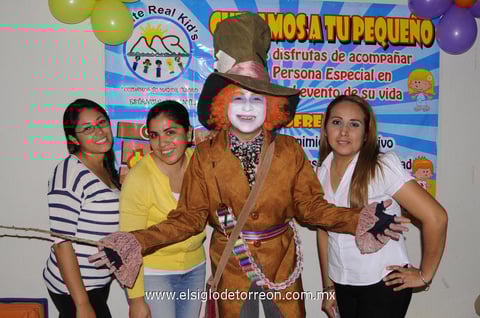 22022015 Cristina García, Griselda Limones e Ivonne Limones con El Sombrerero.