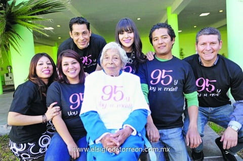 22022015 CUMPLE 95 AñOS.  Rebeca Bernal Gómez acompañada de sus nietos: Arely, Betzaida, Calib, Artemisa, Homero y Juan Pablo.