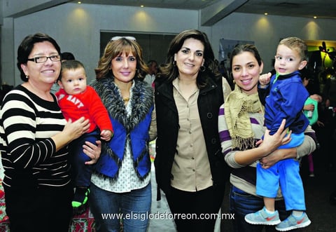 22022015 EN UN BAZAR.  Laura, Esteban, Gaby, Ruth, Gaby y Rolando.