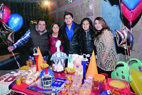 22022015 CUMPLE QUINCE.  Raúl Alejandro el día de su cumpleaños en compañía de sus papás y hermanas.