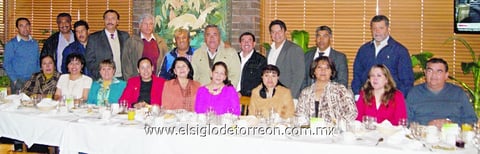 22022015 AMENA CONVIVENCIA.  Compañeros de Laura Díaz, María Teresa Ceniceros y Martín Pichardo ofrecieron un desayuno en conocido restaurante de Gómez Palacio, Dgo., con motivo de su jubilación, después de 30 años de servir a la niñez.