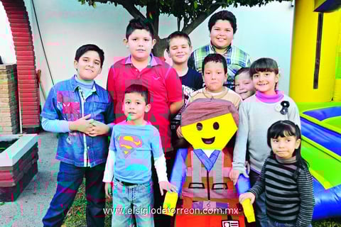 22022015 CELEBRA.  Alejandro Girón en su fiesta por sus diez años de vida junto a sus amiguitos.