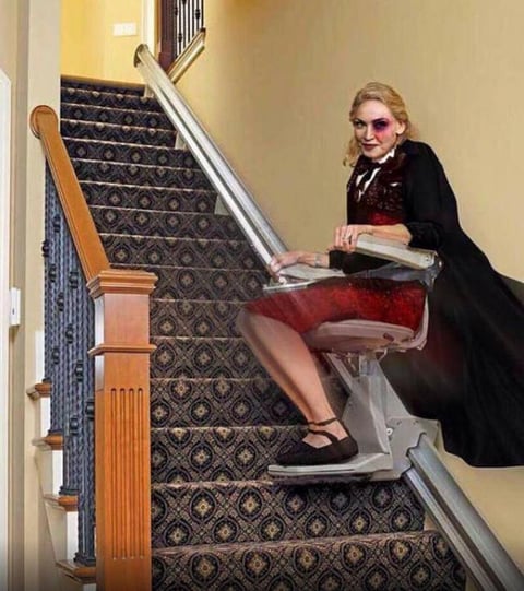 Madonna se cayó  en el escenario de los Brit Awards durante su interpretación del tema Living For Love, lo que le ha costado varias imágenes de burla.