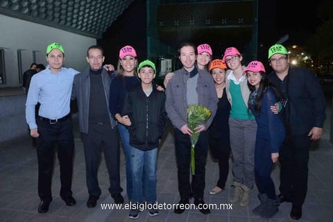 26022015 MUY ORGULLOSOS.  El pianista lagunero Luis Castro con sus familiares, quienes lo felicitaron por su participación con la Camerata.