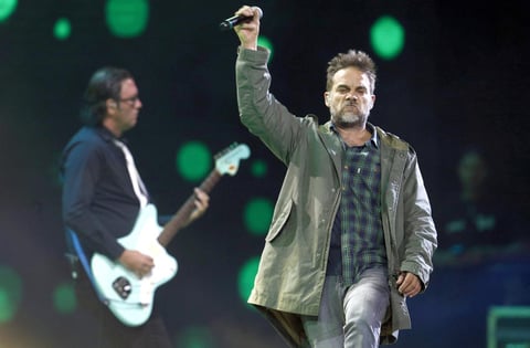 Vicentico, quien subió al escenario con un vestuario informal realizó un show que comenzó con Viento y siguió con Si me dejan y El rey del rock & roll.
