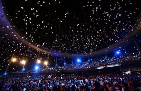 Los miles de globos fueron soltados al aire.