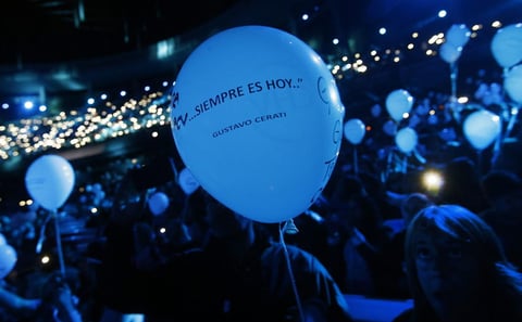 Los miles de asistentes a la Quinta Vergara llevaron globos blancos que tenían la imagen del músico y frases de sus canciones.