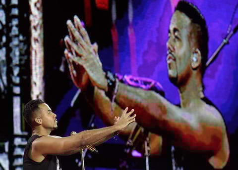 Su presentación marcó el punto más alto de la sintonía televisiva y estuvo hecha a la medida del certamen, con un repertorio que incluyó “Loco”, “Cancioncitas de amor”, “Propuesta indecente”, “Noche de sexo”, “7 días” y “Necio”, entre otras.