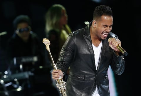 “El rey de la bachata”, que salió vestido de cuero y con playera blanca, comenzó su espectáculo con el tema “Inocente” en medio de un griterío ensordecedor.