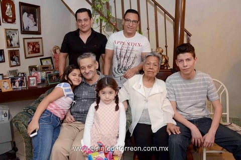 28022015 ANIVERSARIO DE BODAS.  49 años de casados se encuentran celebrando Humberto Antonio Figueras Montelongo y María Ignacia Mancilles Salazar, por lo que están siendo felicitados por sus familiares.