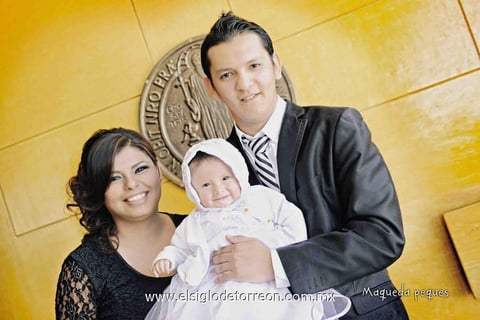 01032015 Hermosa lució la pequeña María Paula el día que recibió el Sacramento del Bautizo, acompañada de sus papás, María Elena Rangel Méndez y Francisco Alejandro Sánchez Antúnez.- Maqueda Peques