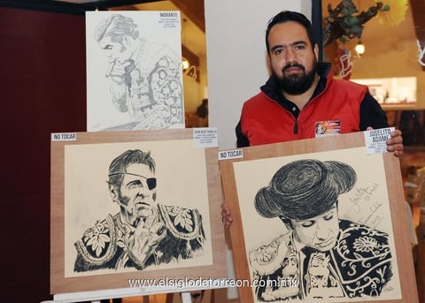 01032015 COMPARTE SU TALENTO.  Jorge Samaniego presentó con éxito su exposición 'Figuras del toreo', obras hechas con diversas técnicas, como carbón, lápiz, pastel, tinta y acuarela.