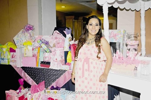 01032015 Feliz en espera de su primer bebé lució Paola Rosas.