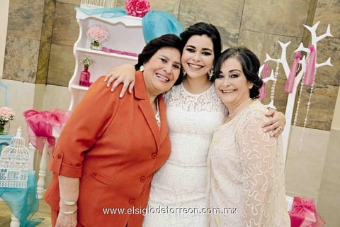 02032015 POR CASARSE.   Laura Mariana Ramírez Romo con su suegra, Rosalinda Holguín y su mamá, Cecilia Romo.