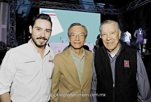 02032015 EN LA PRESENTACIóN DE LA PLAYERA Y MEDALLA DEL MARATóN LALA.  Sergio, Luis y Ramón.