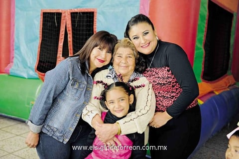 02032015 CUATRO GENERACIONES:  Arleth Polina, Juana María Rodríguez, Micaela Rodríguez y Estela Carrera.