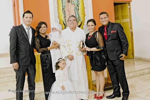 01032015 Francisco Alejandro Sánchez Antúnez, María Elena Rangel Méndez, la pequeña María Paula, Padre Gerardo Zataráin, sus padrinos Sara Rangel Méndez y Hugo Sánchez Antúnez.