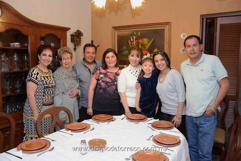 01032015 FELIZ CUMPLEAñOS.  Ana Lilia Escalera acompañada de Ivonne, Aurorita, Enrique, Lilian, Sofía, Silvia y Ulises.