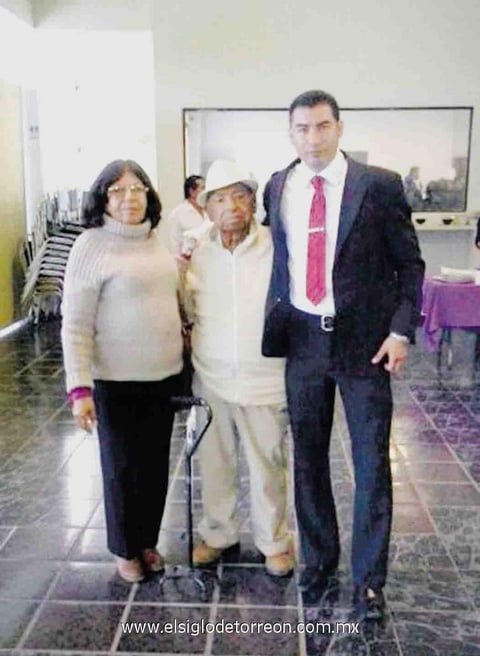 01032015 C. María Guadalupe López Riba, C. Armando Moreno Farías y Lic. Leonardo Antón Moreno López.