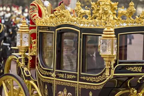 Tras pasar revista a las tropas y escuchar el himno mexicano, Peña Nieto y su esposa se unieron a la soberana y al duque de Edimburgo en un desfile con carroza real.