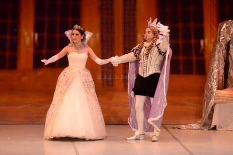 La música, las luces, la escenografía y los elaborados vestuarios recrearon la atmósfera de la obra e hicieron lucir aún más la gran técnica del Ballet de San Petersburgo.