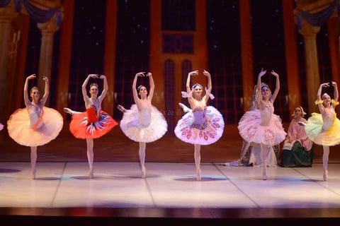 Los bailarines ofrecieron una precisa y asombrosa ejecución de la compleja secuencia logrando el reconocimiento de la audiencia.