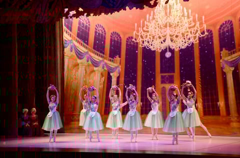 El Ballet y la Orquesta de San Petersburgo presentaron sobre el escenario del Teatro Nazas, el clásico de Tchaicovsky La Bella Durmiente.