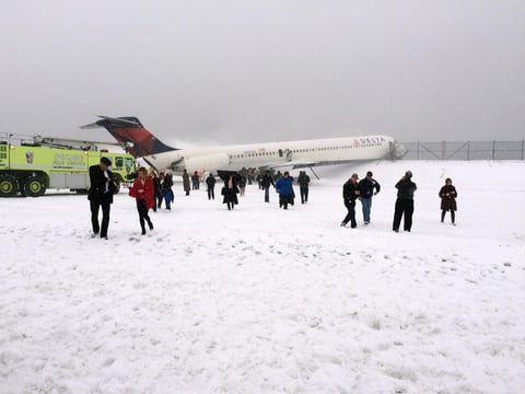 "La maniobra de aterrizaje parecía normal. No parecía anormalmente difícil en absoluto", escribió Moritz, un conocido productor de Broadway. "Una vez en tierra, el avión perdió el control muy rápidamente y la visibilidad era poca", añadió.