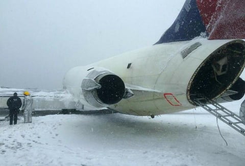 Seis personas sufrieron heridas menores, dijo Joe Pentangelo, un portavoz de la Autoridad Portuaria de Nueva York y Nueva Jersey, que administra el aeropuerto.