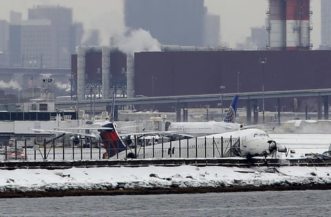 Los equipos de urgencias evaluaban a la gente que debió abandonar el avión y se vio a una persona subiendo a una ambulancia en el aeropuerto.