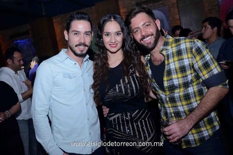 06032015 CUMPLIó AñOS.  Kenia en compañía de sus amigos Sergio y Jorge.