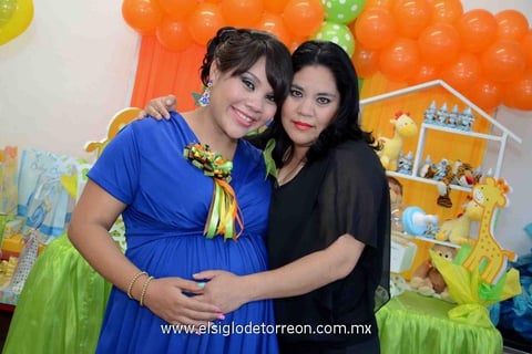 06032015 TIERNA ESPERA.  Génesis Rota Cisneros el día de su baby shower con la anfitriona del evento su mamá Lisbeth Ceniceros.
