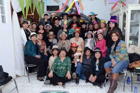 06032015 ONOMÁSTICO.  Carmelita Flores acompañada por amigas y familiares en su fiesta de cumpleaños.