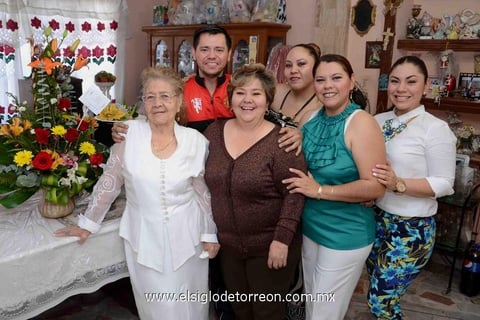 06032015 CUMPLIó 88 AñOS . Marce Castillo en compañía de Antonio, Irma, Edith, Irma y Cristy.