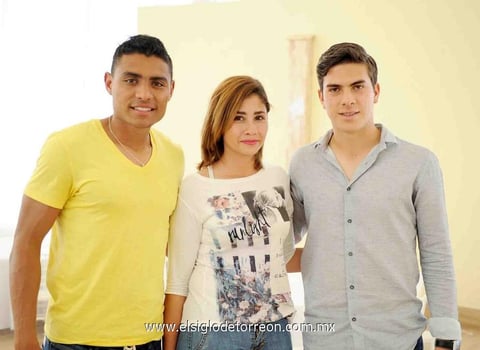 07032015 EN RECIENTE FESTEJO.  Luis, Nelly y Ulises.