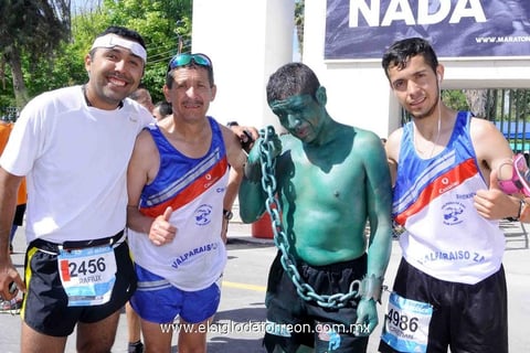 07032015 EN EL MARATóN.  Rafael, Óscar y Christian con 'Hulk'.