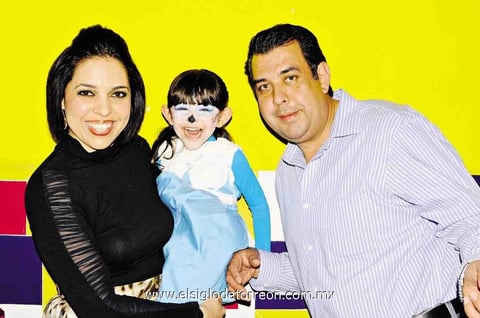 07032015 FELICES CUATRO AñOS.  Vanessa López Abularage acompañada de su tía, María Elena López, y su papá, Alfonso López.