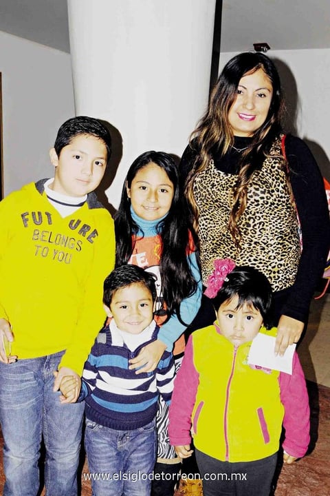08032015 EN EL TEATRO.  Edmard, Santiago, Gianna, Darianna y Gloria.