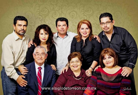 08032015 EN FAMILIA.  Eduardo San Román Arellano y María Eustolia Ortega Mata, acompañados de sus hijos: Eduardo Javier, Rosa María, Jorge, Rita del Carmen, Pablo y María de Lourdes en un reciente aniversario de bodas.