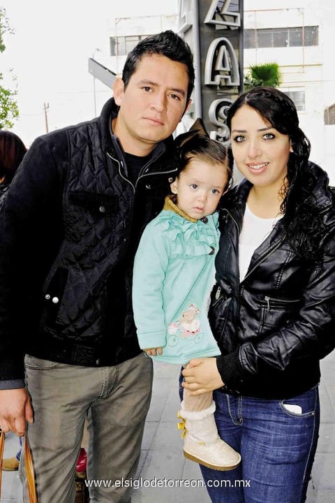 08032015 EN FAMILIA.  Iván Chávez, Laura Carranza y Romina Chávez.