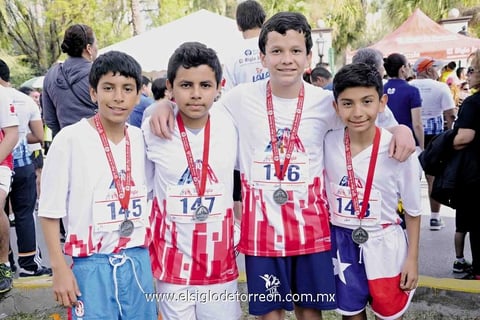 08032015 PEQUEñOS ATLETAS.  Eduardo, Brandon, Bryan y Edson.