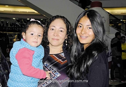 08032015 EN FAMILIA.  Daniela, Lorena y Alejandra.