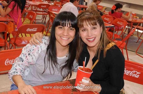 10032015 MUY CONTENTAS.  Brenda y Cory.