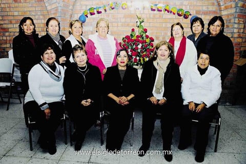 08032015 DOBLE FESTEJO.  Martina y Lupita celebraron sus respectivos cumpleaños. En la imagen, las acompañan Sandrita, Mary, Jose, María Elena, Rosy y Susy, entre otras.