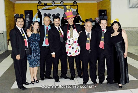 08032015 CUMPLE 50 AñOS.  Paco Amozurrutia Carson festejando sus 50 años, acompañado de sus hermanos: Eddy, Vicky, Earl, Ricky, su papá, Rafa y Claudia.