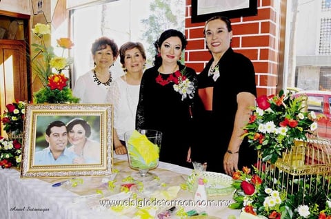 08032015 La futura contrayente en compañía de sus anfitrionas: Graciela Huesca de Muñoz, Ilsa Linda Sepúlveda de Rodríguez y Rosalba Huesca de la Cruz.