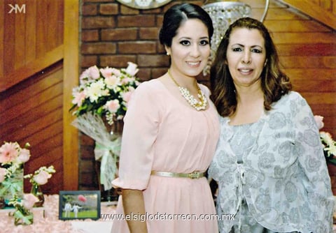 08032015 Elizabeth se mostró muy contenta al lado de su mamá, Luz del Carmen Sáenz, quien fue la organizadora de este bonito evento.