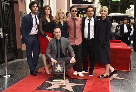 Los compañeros de la exitosa serie posaron junto al actor que da vida al personaje de "Sheldon".