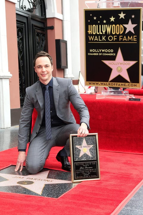 Jim Parsons posó orgulloso con su estrella.