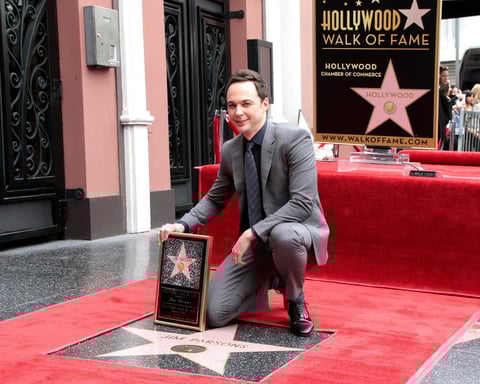 El Jim Parsons ya tiene su estrella en el Paseo de la Fama de Hollywood.